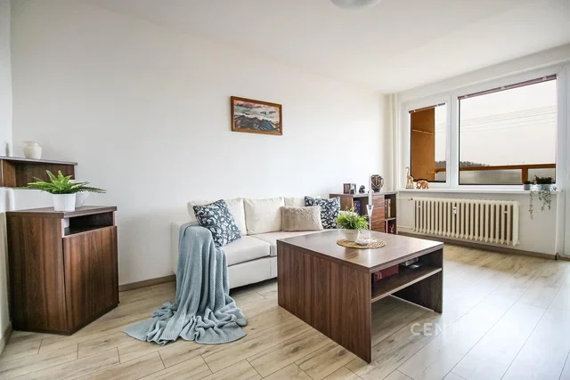 Woonkamer; natuurlijk licht, moderne stijl, tegelvloer