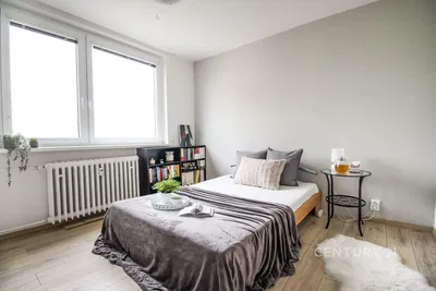 Camera da letto; luce naturale, pavimento in legno