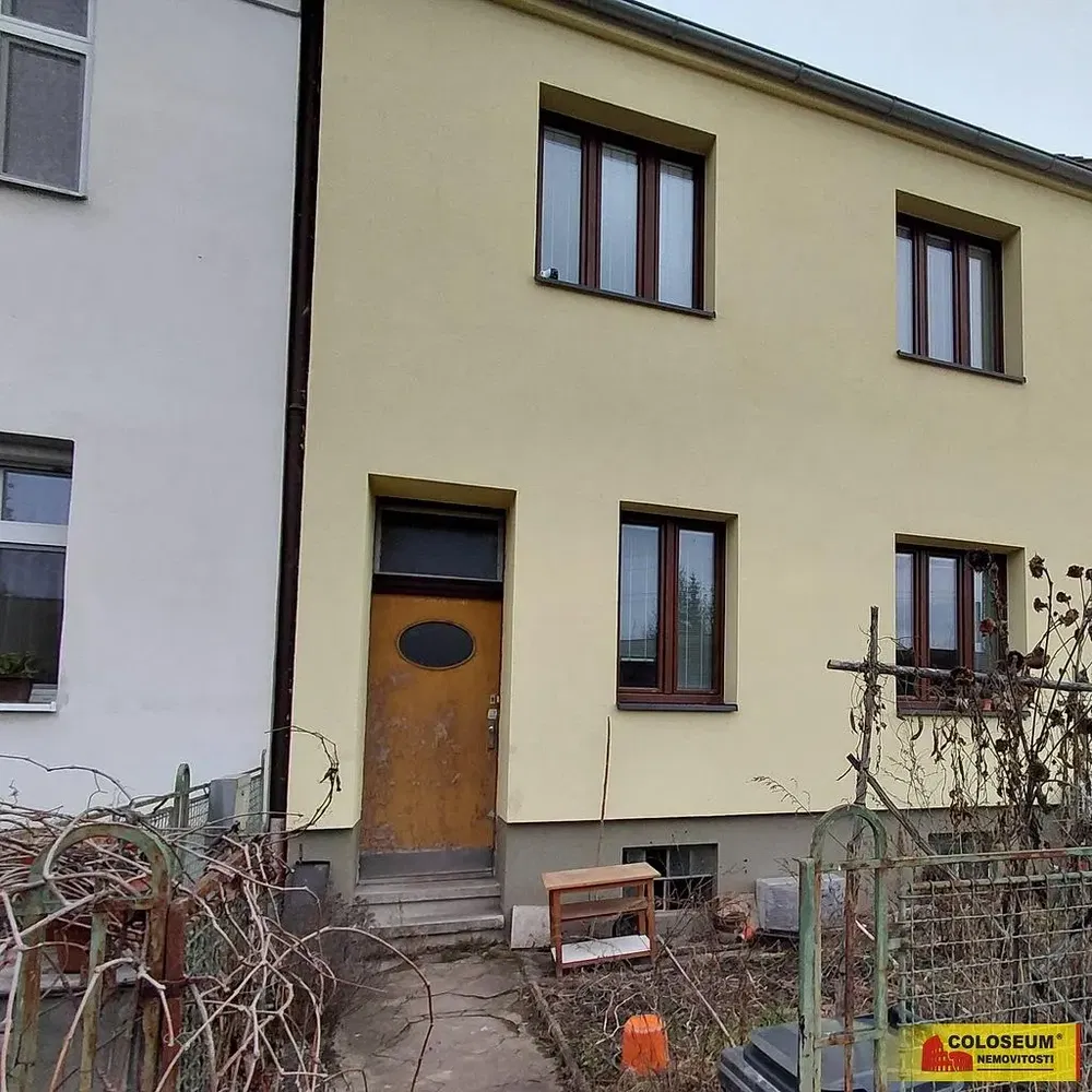 Maison et environs; nécessite rénovation