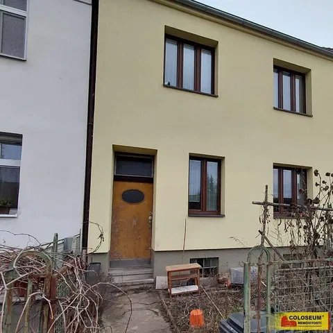 Maison et environs; nécessite rénovation