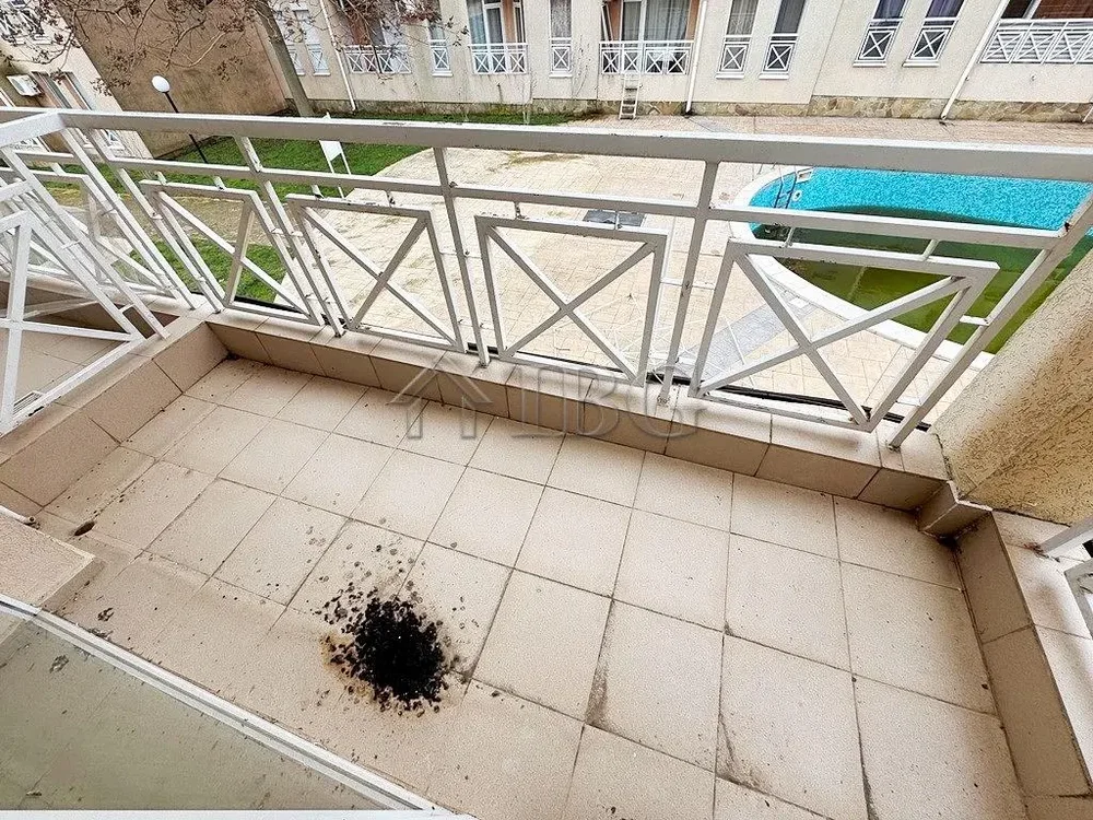 Μπαλκόνι; πλακάκια, χρειάζεται ανακαίνιση, θέα