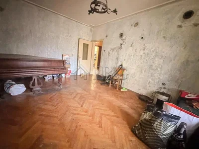 Άλλο; ξύλινο πάτωμα, χρειάζεται ανακαίνιση, φυσικό φως
