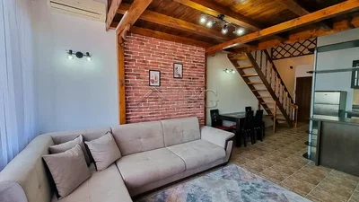 Σαλόνι; ξύλινες δοκούς, φυσικό φως