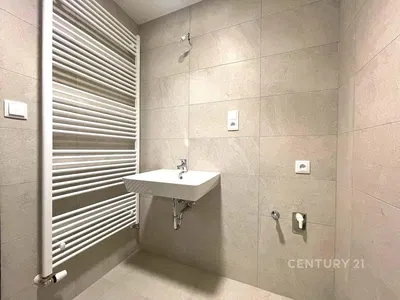 Toilette; fliesenboden, renoviert