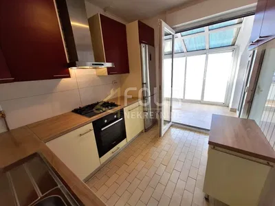 Kuchyně; kuchyňské spotřebiče, dlažba, výhled