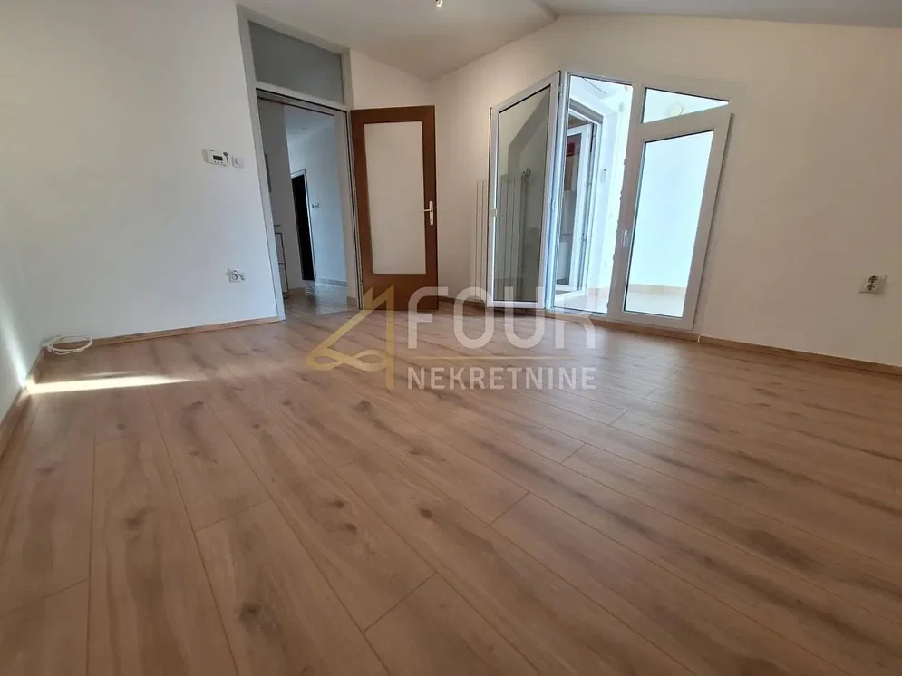 Obývací pokoj; dřevěná podlaha, přirozené světlo