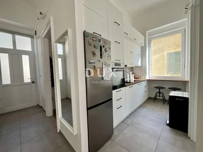 Kuchyně; kuchyňské spotřebiče, dlažba, přirozené světlo