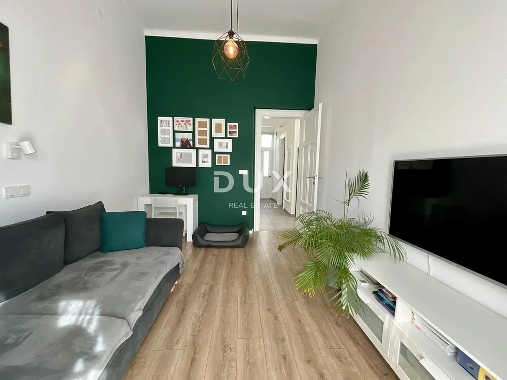 Obývací pokoj; moderní styl, přirozené světlo