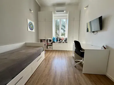 Dětský pokoj; dřevěná podlaha, přirozené světlo, moderní styl