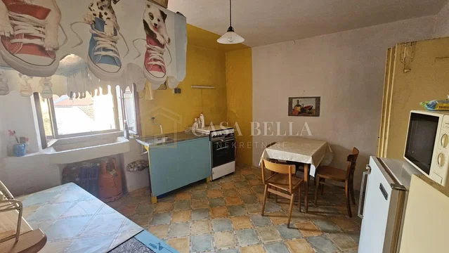 مطبخ; أرضية من البلاط, يحتاج إلى تجديد, ضوء طبيعي
