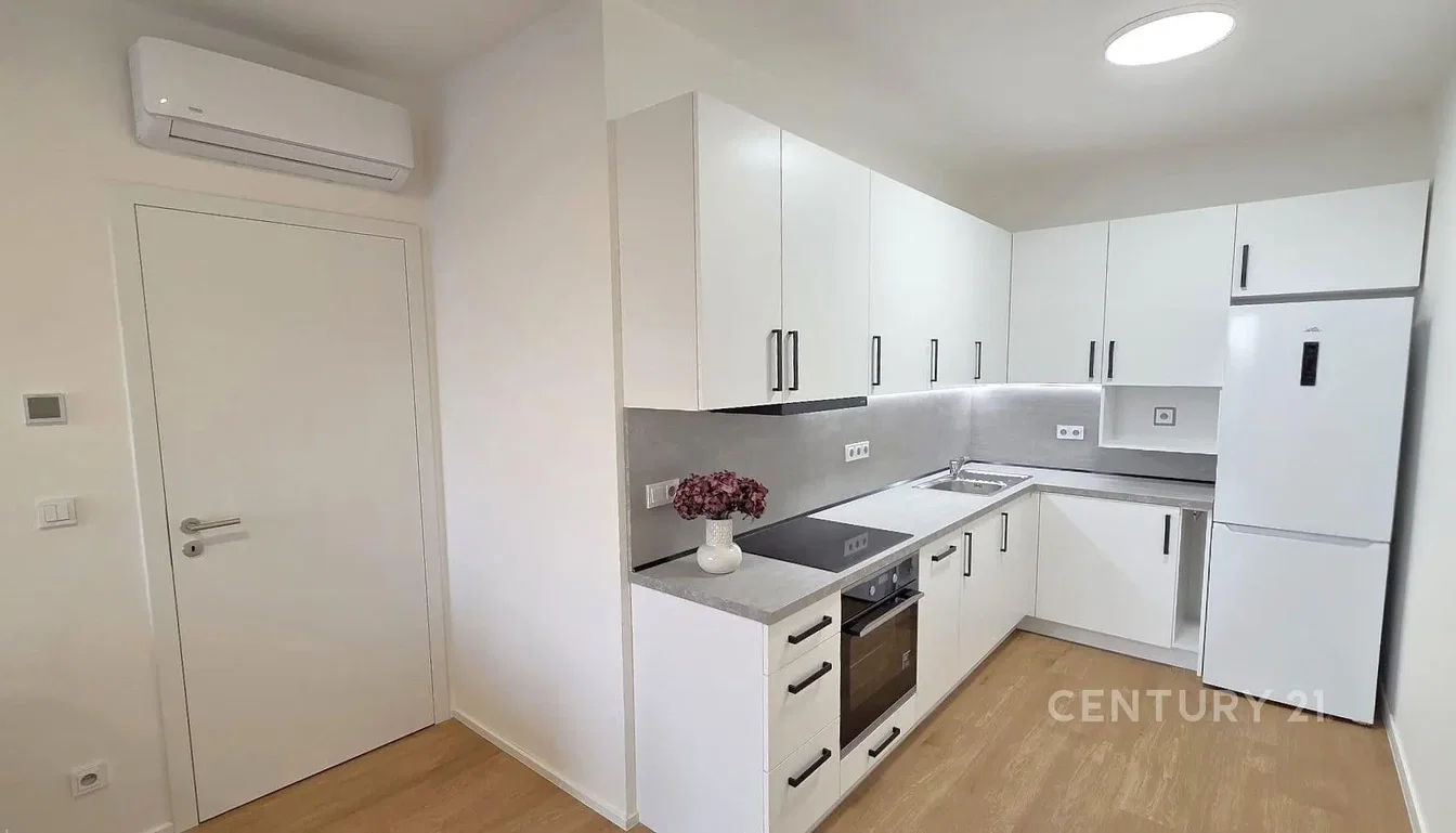 Cozinha; eletrodomésticos, luz natural, estilo moderno, chão de madeira, renovado