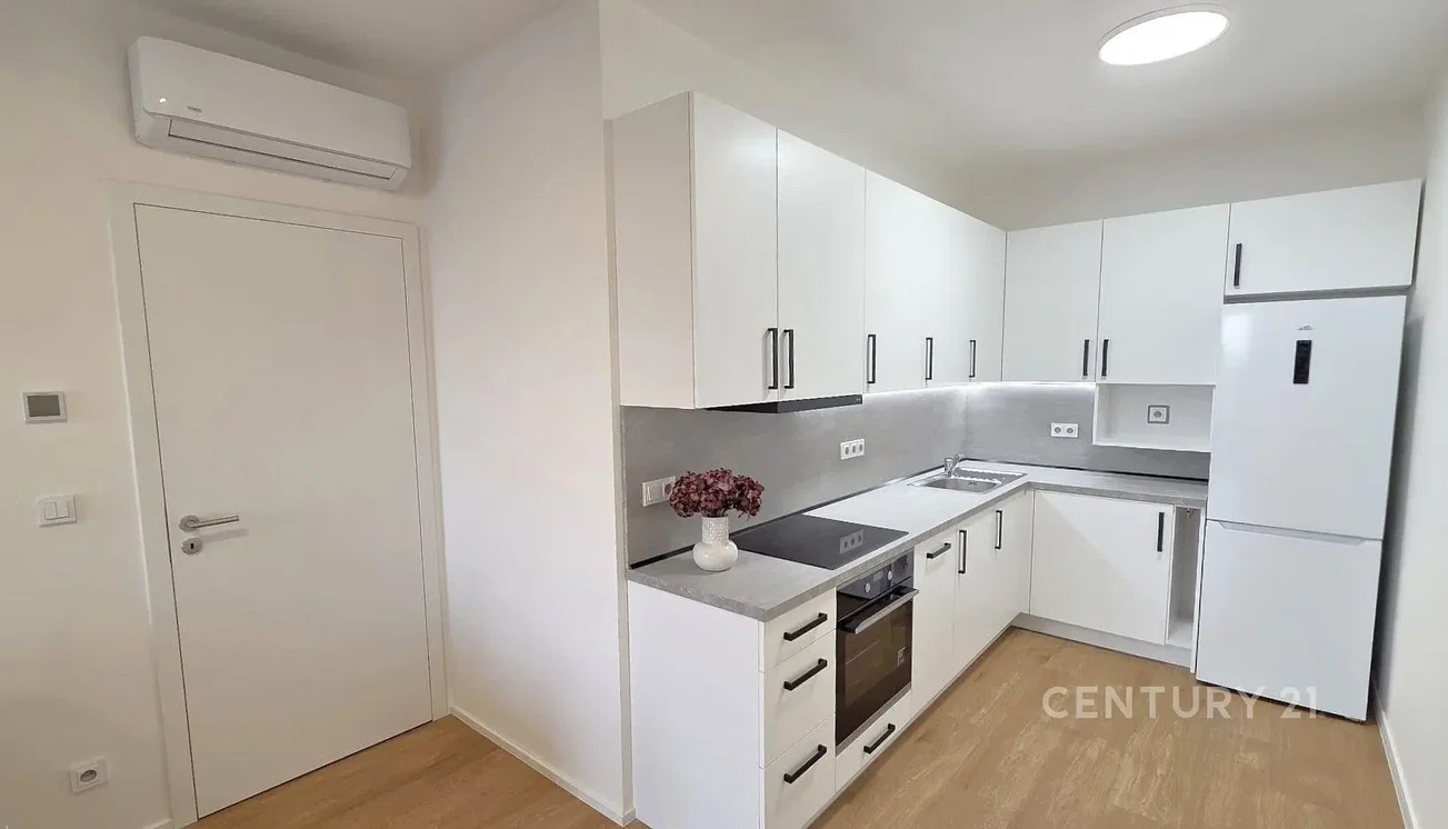Cozinha; eletrodomésticos, luz natural, estilo moderno, chão de madeira, renovado