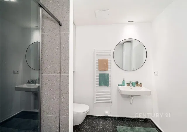 Bagno; pavimento in piastrelle, ristrutturato, luce naturale, stile moderno