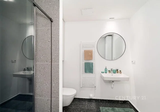 Badezimmer; fliesenboden, renoviert, tageslicht, moderner stil