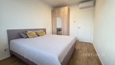 Schlafzimmer; holzboden, tageslicht, moderner stil