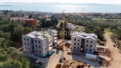 Dům a okolí; výhled