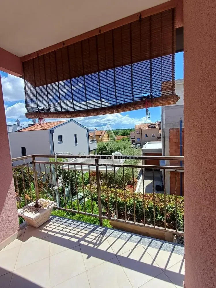 Balcon; vue, carrelage, lumière naturelle