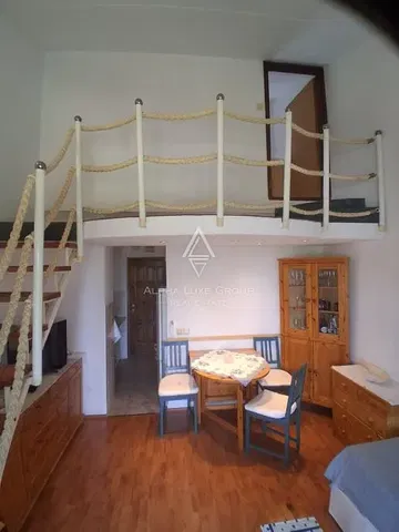 Σαλόνι; ξύλινο πάτωμα, φυσικό φως