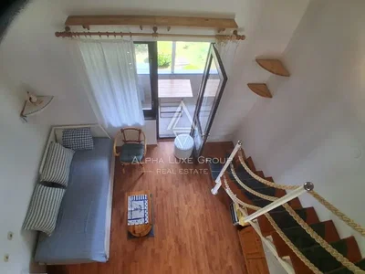 Σαλόνι; θέα, ξύλινο πάτωμα, φυσικό φως, μοντέρνο στυλ