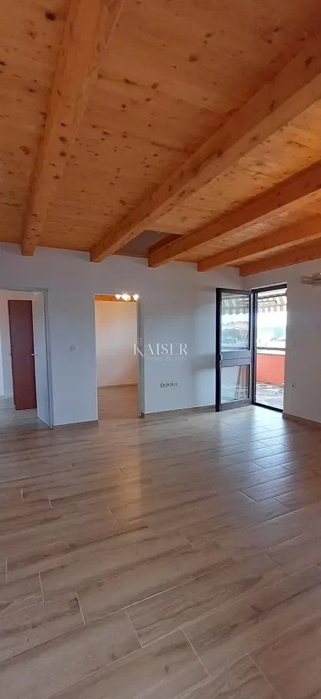 Salon; poutres en bois, parquet, carrelage, vue