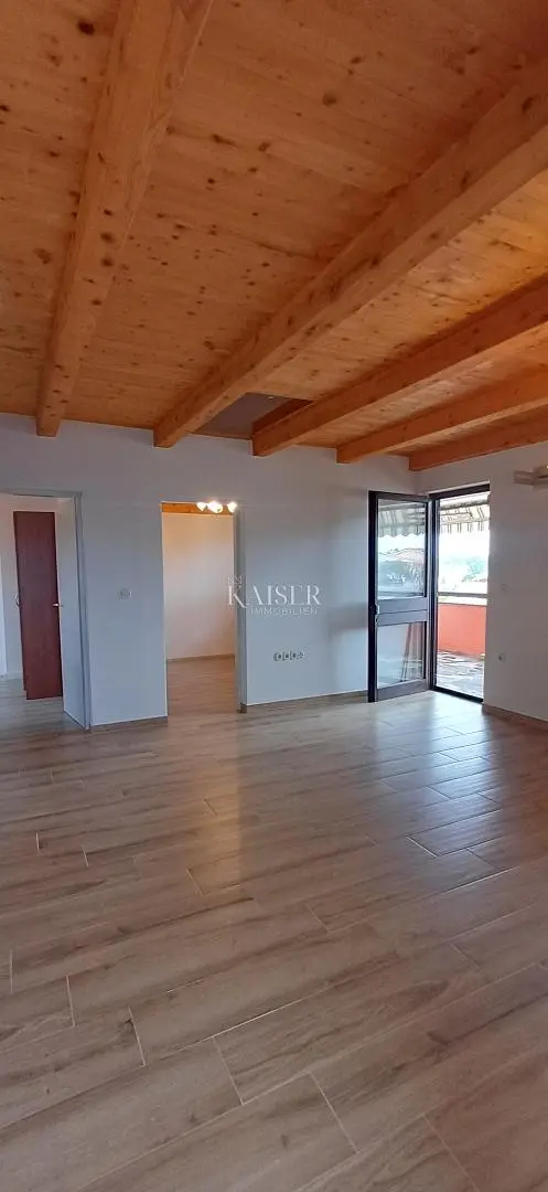 Salon; poutres en bois, parquet, carrelage, vue