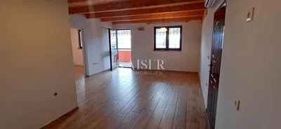 Salon; poutres en bois, parquet, lumière naturelle