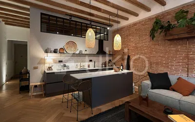 Oturma odası; ahşap kirişler, ahşap zemin, modern stil, doğal ışık, mutfak aletleri