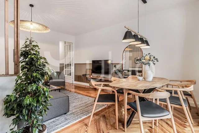 Soggiorno; pavimento in legno, luce naturale, stile moderno