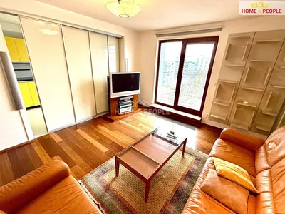 Oturma odası; manzara, ahşap zemin, doğal ışık, modern stil