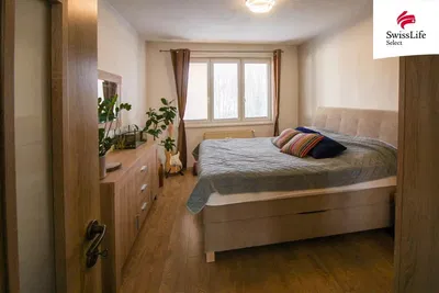 Schlafzimmer; holzboden, tageslicht