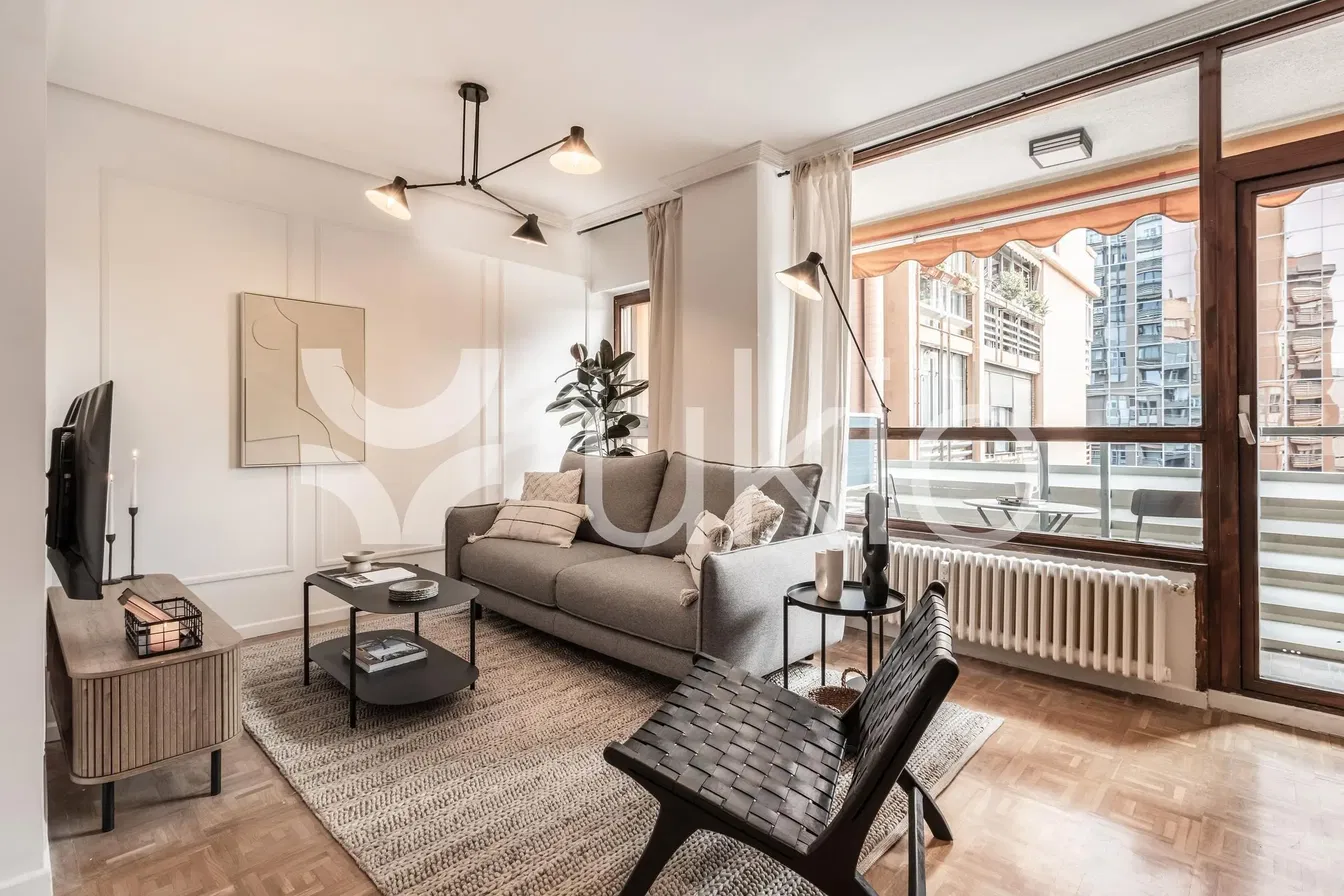 Wohnzimmer; blick, tageslicht, moderner stil, holzboden