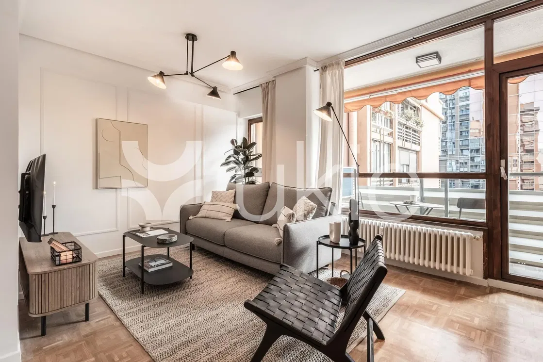 Wohnzimmer; blick, tageslicht, moderner stil, holzboden