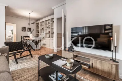 Wohnzimmer; tageslicht, moderner stil, holzboden