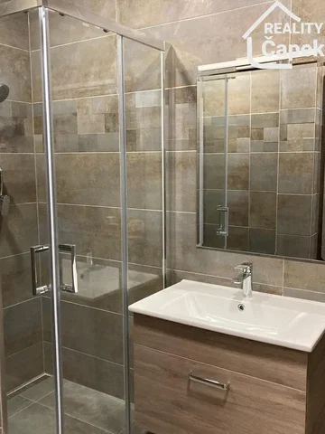 Badezimmer; fliesenboden, renoviert, tageslicht, moderner stil
