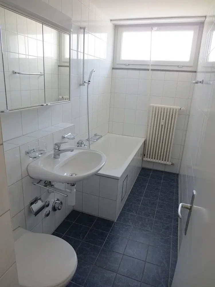 Badezimmer; fliesenboden, tageslicht