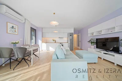 Living room; natural light, modern style, wood floor