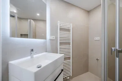 Badezimmer; fliesenboden, renoviert, tageslicht, moderner stil