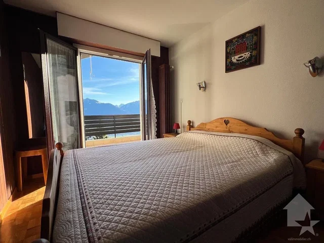 Camera da letto; vista, luce naturale, stile rustico, pavimento in legno