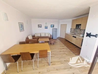 Obývací pokoj; dřevěná podlaha, přirozené světlo, moderní styl