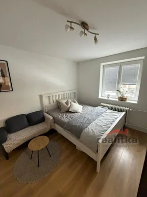 Camera da letto; pavimento in legno, luce naturale, stile moderno