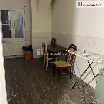 Cuisine; carrelage, nécessite rénovation