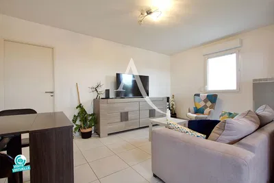 Salon; carrelage, lumière naturelle, style moderne