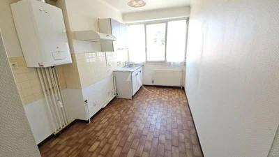 Кухиња; бојлер, природно светло, плочице