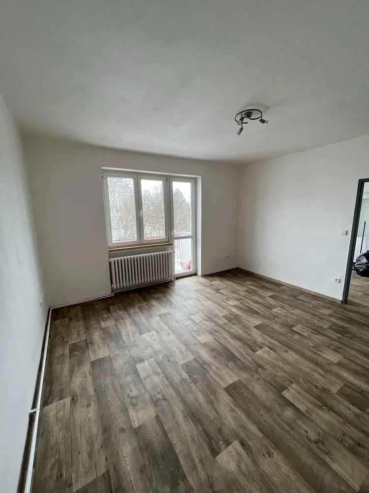 Wohnzimmer; tageslicht, fliesenboden, renoviert