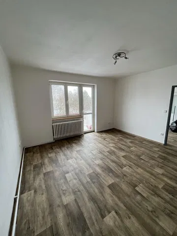 Wohnzimmer; tageslicht, fliesenboden, renoviert
