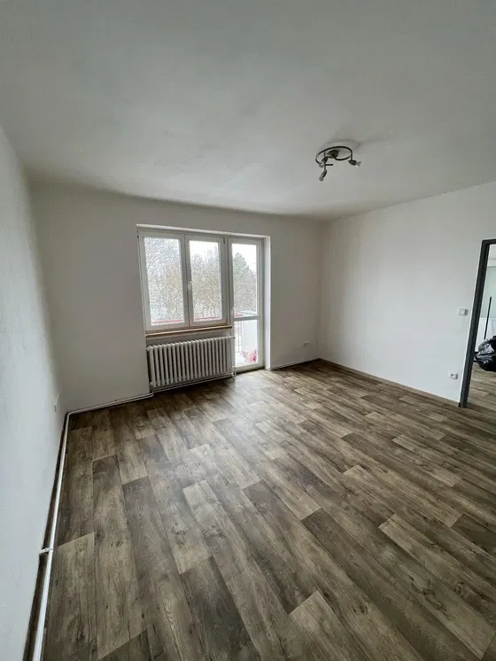 Wohnzimmer; tageslicht, fliesenboden, renoviert