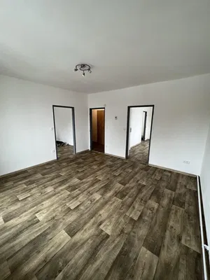 Wohnzimmer; fliesenboden, tageslicht
