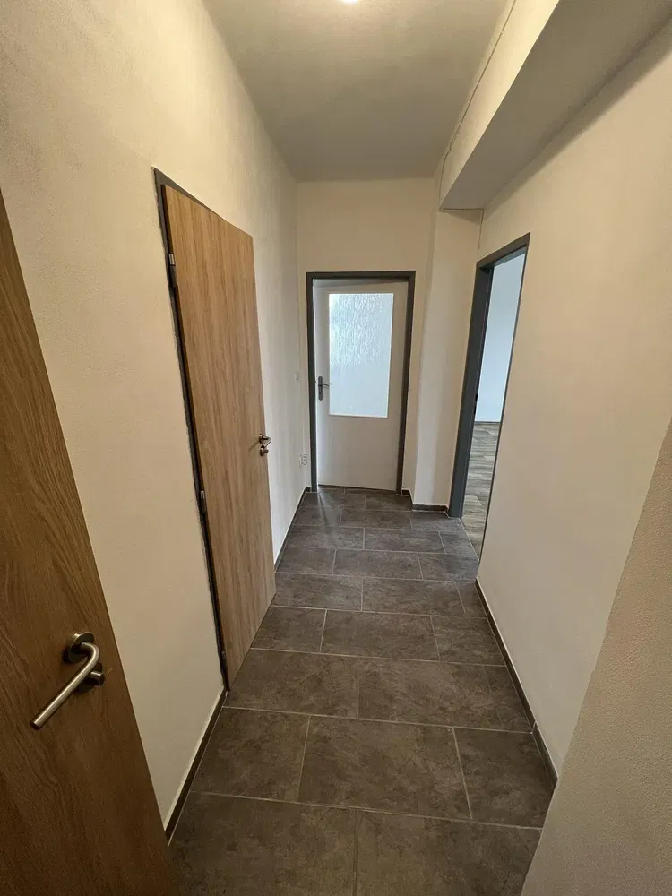 Garderobe; fliesenboden, tageslicht