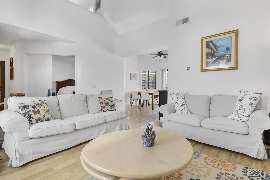 Oturma odası; doğal ışık, modern stil