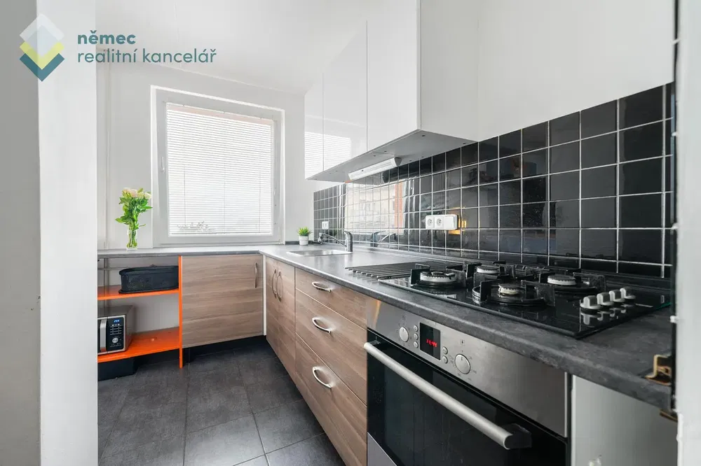 Cucina; elettrodomestici, pavimento in piastrelle, luce naturale, stile moderno